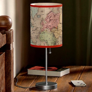 Vintage Karte Tischlampe, Geschenk für Geographie Liebhaber, Weltkarte Beleuchtung, Einzigartiger Schlafzimmer Akzent, Französische Cottage Dekor Lampe, Chateaucore, Reise