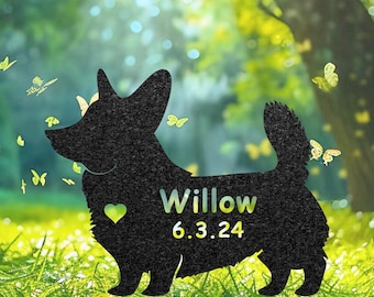 以下が含まれることがあります： ハートと名前「Willow」と日付「6.3.24」が書かれた犬の黒いシルエット。シルエットは、ぼやけた黄色と緑の葉のある緑の草地の背景に置かれています。