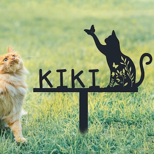 Blumen Kätzchen mit Namen Personalisierte benutzerdefinierte Gartenstecker Eisen Katze fangen Schmetterling Schwarz Gartendekor Katze Gedenkhof Dekor & Rasenverzierung