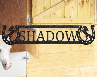 Decorazione murale in metallo con cavallo personalizzato, cartello personalizzato con ferro di cavallo, decorazione per stalla, cartello per ranch, cartello per fattoria, regalo equestre, regalo per amanti dei cavalli