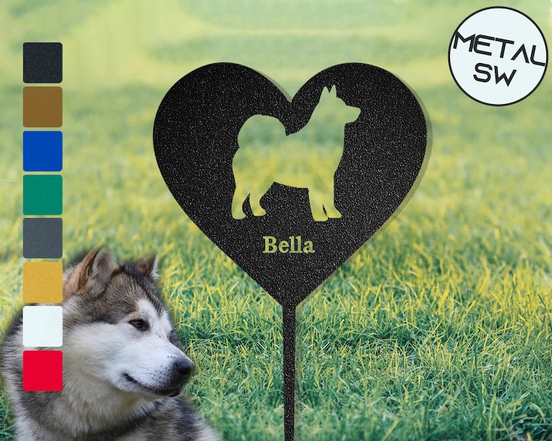 Puede incluir: Estaca de jard&iacute;n de metal negro en forma de coraz&oacute;n con una silueta de un perro y el nombre "Bella" inscrito. La estaca est&aacute; en un &aacute;rea cubierta de hierba.