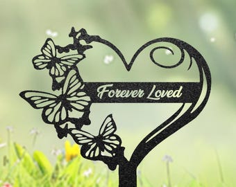 Può includere: Paletto da giardino in metallo nero a forma di cuore con un design a farfalla e il testo "Forever Loved".