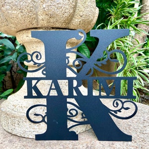 Sinal de metal com nome de família personalizado, sinal de letra personalizado, decoração de parede com monograma, sinal de sobrenome de letra, sinal de metal de sobrenome, presente para casal