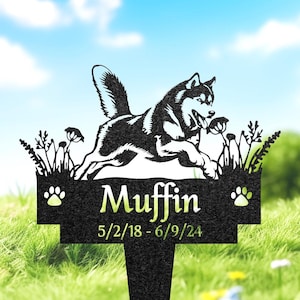 Könnte beinhalten: Schwarzer Garten-Gedenkstein aus Metall mit einer Silhouette eines laufenden Hundes und einem Pfotenabdruck auf jeder Seite des Namens "Muffin" und den Daten "5/2/18 - 6/9/24".