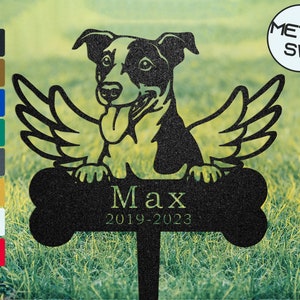 Könnte beinhalten: Schwarzer Metall-Gedenk-Gartenpfahl mit einer Hundesilhouette, Flügeln und einer knochenförmigen Plakette. Die Plakette trägt die Aufschrift "Max 2019-2023".