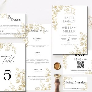 Könnte beinhalten: Eine Sammlung eleganter Hochzeitspapeterie mit floralen Akzenten. Enthält Einladungs-, RSVP-, Menü- und Tischnummern-Karten. Das Design zeigt goldene Blumenillustrationen auf weißem Hintergrund. Die Einladung lautet "Hazel Darcy und William Miller".