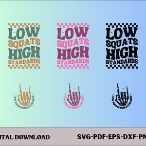 Pode incluir: Três variações de um design gráfico com o texto "Low Squats High Standards" em diferentes cores. O design apresenta um padrão xadrez e uma mão de esqueleto com o dedo do meio estendido.