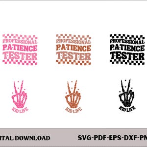 以下が含まれることがあります： 黒と白の市松模様の旗に「Professional Patience Tester」という黒い文字が書かれたデジタルダウンロードデザイン。旗の下には、ピースサインをしている骸骨の手の黒いシルエットがあり、その下に「Kid Life」という文字が書かれています。