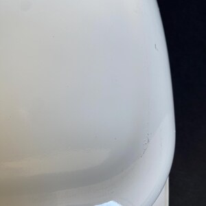 Może przedstawiać: Biała ceramiczna forma do zapiekania o zaokrąglonym kształcie i błyszczącym wykończeniu. Forma ma niewielki rant wok&oacute;ł krawędzi.
