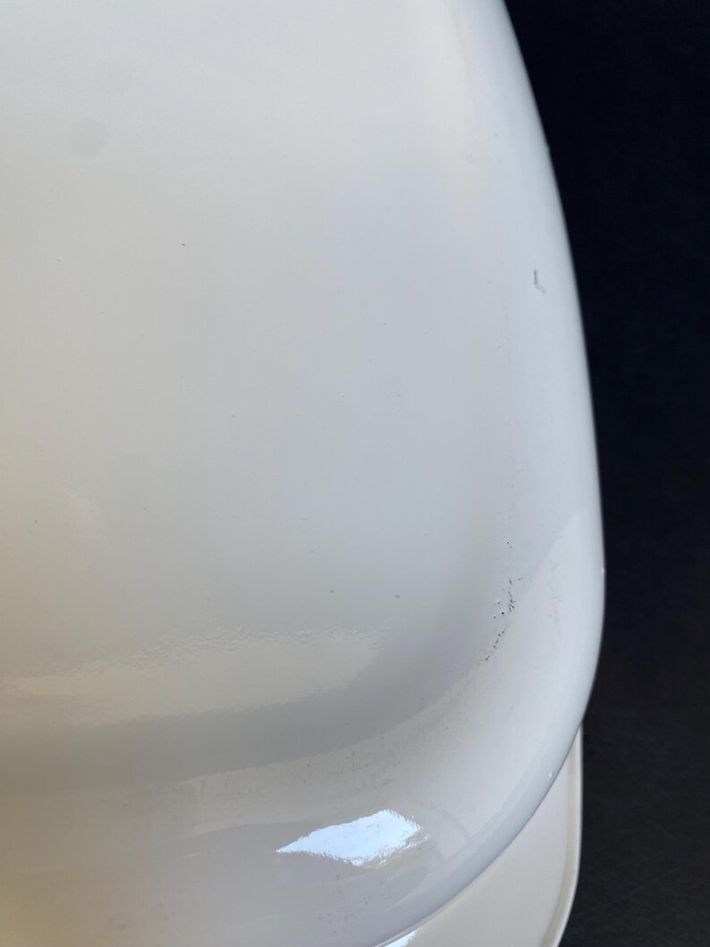 Może przedstawiać: Biała ceramiczna forma do zapiekania o zaokrąglonym kształcie i błyszczącym wykończeniu. Forma ma niewielki rant wok&oacute;ł krawędzi.