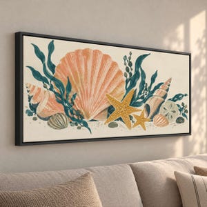 Könnte beinhalten: Ein rechteckiges Wandbild in einem schwarzen Rahmen mit einer horizontalen Illustration einer großen pfirsichfarbenen Kammmuschel, zwei gelben Seesternen, verschiedenen kleineren Muscheln und dunkelblaugrünem Seetang auf cremefarbenem Grund.