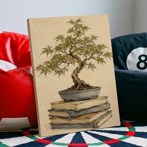 Könnte beinhalten: Ein rechteckiger Leinwanddruck mit einer detaillierten Tusche- und Aquarellillustration eines Bonsai-Baums in einem flachen grauen Topf, der auf einem Stapel von vier alten Büchern mit sichtbaren Seiten und strukturierten Einbänden ruht.