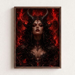 Op de afbeelding: Een ingelijste kunstdruk met een donkere, gehoornde figuur met lang zwart haar en intense make-up, tegen een levendige, wervelende rode achtergrond van vlammen. De figuur draagt een ingewikkelde, donkere, versierde kraag en hoofdtooi.