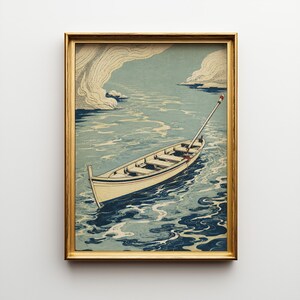 Könnte beinhalten: Ein gerahmter Kunstdruck, der ein helles Holzruderboot auf stilisiertem blauem Wasser zeigt. Im Boot liegt ein einzelnes Ruder, und der Hintergrund zeigt wirbelnde, abstrakte Wolken in einer gedämpften Farbpalette aus Blau und Creme.