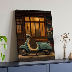 Könnte beinhalten: Ein Leinwanddruck zeigt einen blaugrünen Motorroller mit braunem Sitz, der vor einem dunklen Holzgebäude mit einer Glastür und floralen Wandpaneelen steht. Die Szene wird durch warmes Innenlicht beleuchtet, das durch die Glasscheiben fällt.
