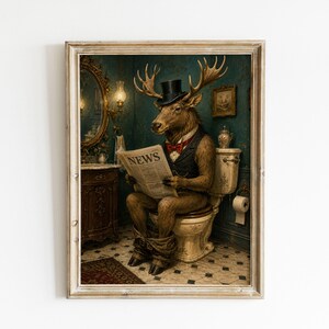 Könnte beinhalten: Ein gerahmter Wandkunstdruck, der einen anthropomorphen Elch mit schwarzem Zylinder, dunkler Weste und roter Fliege zeigt, der in einem Badezimmer auf einer Toilette sitzt und eine Zeitung mit dem deutlich aufgedruckten Wort NEWS liest.