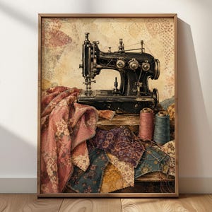 Könnte beinhalten: Ein gerahmter Kunstdruck mit einer schwarzen Vintage-Nähmaschine auf einer Holzoberfläche. Neben der Maschine stehen zwei Garnrollen in Rosa und Blau, umgeben von verschiedenen Stoffstücken mit Blumenmuster in gedeckten Farben.
