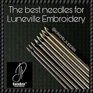 Puede incluir: Un juego de ocho agujas plateadas para bordado de Lunéville. Las agujas están dispuestas en forma de abanico y son afiladas y puntiagudas. El texto "The best needles for Luneville Embroidery" y "@salvArte_supplies" es visible en la imagen.