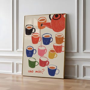 Puede incluir: Una lámina de arte enmarcada con una ilustración colorida de una tetera roja vertiendo líquido en varias tazas de diferentes colores, incluyendo negro, rojo, azul, naranja, rosa, amarillo y verde, con el texto "uno más?" impreso en la parte inferior.