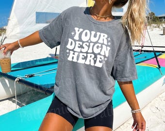 Maqueta Comfort Colors 1717 Pepper, maqueta de camiseta gris, maqueta de velero de playa, maqueta de camisa extragrande, impresión bajo demanda (POD) costera de verano
