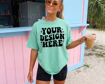 Maqueta Comfort Colors 1717 Chalky Mint, maqueta de camiseta extragrande, maqueta de estilo de vida playero, camisa de vacaciones de verano, impresión bajo demanda costera