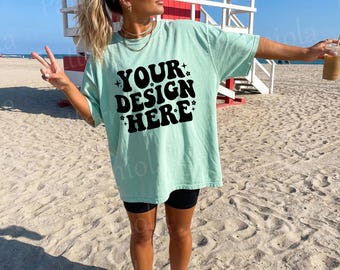 Maqueta Comfort Colors 1717 Mint, maqueta de camiseta extragrande, maqueta de estilo de vida playero, camisa de vacaciones de verano, impresión bajo demanda costera