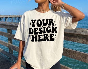 Maqueta Comfort Colors 1717 color marfil, maqueta de camiseta extragrande, maqueta de estilo de vida playero en el muelle, camisa de vacaciones de verano, impresión bajo demanda neutra