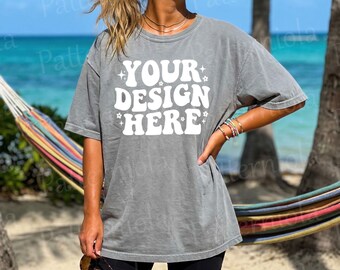 Maqueta de Comfort Colors 1717 Pepper, maqueta de camisa gris, maqueta de camiseta extragrande, estilo de vida de hamaca de playa, camisa de verano para impresión bajo demanda