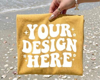 Maqueta de camiseta doblada color mostaza de Comfort Colors / Estilo de vida playero (Descarga digital)