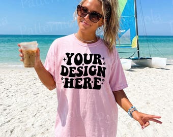 Maqueta Comfort Colors 1717 Blossom, maqueta de camiseta extragrande, maqueta de estilo de vida playero, camisa de vacaciones de verano, impresión bajo demanda (POD) rosa costera