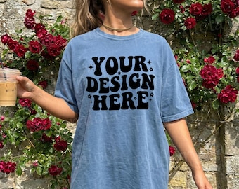 Maqueta de jeans Comfort Colors 1717, maqueta de camiseta azul vaquero, maqueta de camisa extragrande, camisa de estilo de vida floral, impresión bajo demanda de verano