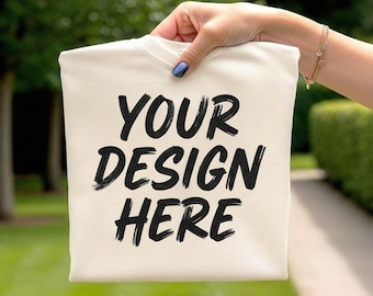 Comfort Colors 1717 Ivory Mockup / Maglietta piegata a mano / Outdoor Park Nature / Maglietta color crema