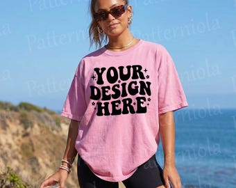 Maqueta Comfort Colors 1717 Blossom, maqueta de camiseta extragrande, maqueta de estilo de vida de acantilado costero, camisa de vacaciones de verano, impresión bajo demanda rosa