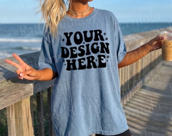 Maqueta de jeans Comfort Colors 1717, maqueta de camiseta azul vaquero, maqueta de camisa extragrande, camisa estilo Pier Beach Lifestyle, impresión bajo demanda de verano