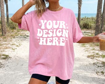 Maqueta Comfort Colors 1717 Blossom, maqueta de camiseta extragrande, maqueta de estilo de vida playero, camisa de vacaciones de verano, rosa suave (impresión bajo demanda)