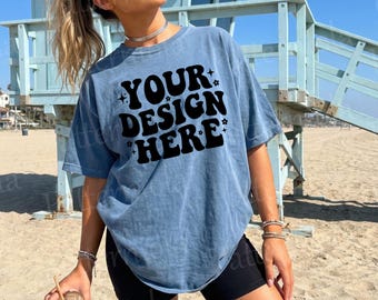 Maqueta de jeans Comfort Colors 1717, maqueta de camiseta azul vaquero, maqueta de camisa extragrande, camisa de estilo de vida de socorrista de playa, impresión bajo demanda de verano