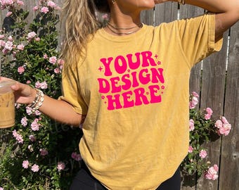 Maqueta de camiseta extragrande color mostaza Comfort Colors 1717, estilo de vida al aire libre (descarga digital)