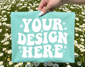 Maqueta de camiseta plegable Comfort Colors 1717 color menta tiza / Estilo de vida Daisy Field (Descarga digital)