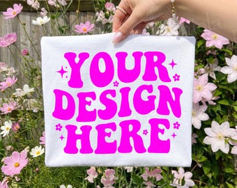 Maqueta de camiseta blanca Comfort Colors 1717 / Camiseta doblada en la mano - Estilo de vida de jardín (Descarga digital)