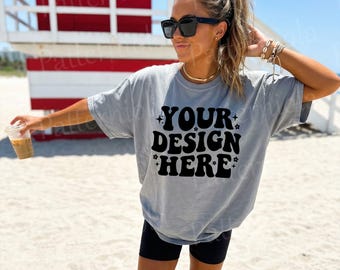 Maqueta Comfort Colors 1717 Pepper, maqueta de camiseta extragrande, maqueta de estilo de vida de socorrista de playa, camisa gris vintage, impresión bajo demanda de verano