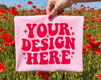 Maqueta de camiseta Comfort Colors Blossom / Camiseta doblada en mano con estampado de campo de amapolas (descarga digital)