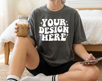 Comfort Colors 1717 Pepper Oversized Heavyweight T-Shirt Mockup POD Vintage Bedroom Floor