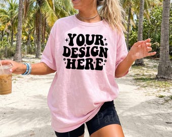 Maqueta Comfort Colors 1717 Blossom, maqueta de camiseta extragrande, maqueta de estilo de vida playero, camisa de vacaciones de verano, impresión bajo demanda (POD) rosa costera