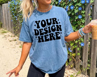 Maqueta de jeans Comfort Colors 1717, maqueta de camiseta azul vaquero, maqueta de camisa extragrande, camisa estilo playero, impresión bajo demanda de verano