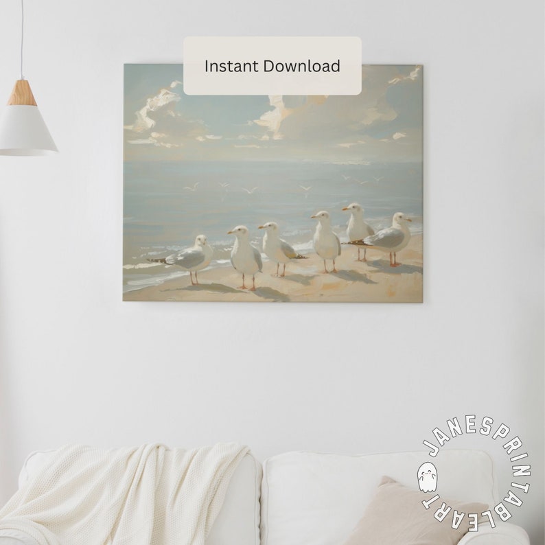 Op de afbeelding: Een schilderij van een zeelandschap met zes witte meeuwen die op een zandstrand staan. De lucht is lichtblauw met witte wolken. De zee is lichtblauwgrijs.