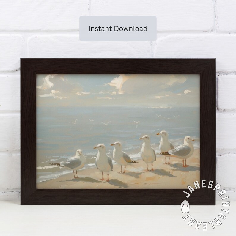 Op de afbeelding: Een ingelijst schilderij van een zeezicht met zeven witte meeuwen die op een zandstrand staan. De lucht is lichtblauw met witte wolken. De zee is lichtblauw en het water is kalm. Het schilderij is in een donkerbruine lijst.