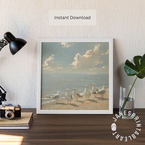Op de afbeelding: Een digitale schildering van een zeelandschap met zeven witte meeuwen die op een zandstrand staan. De lucht is blauw met witte wolken en de zee is lichtblauw. Het schilderij is ingelijst in een wit frame.