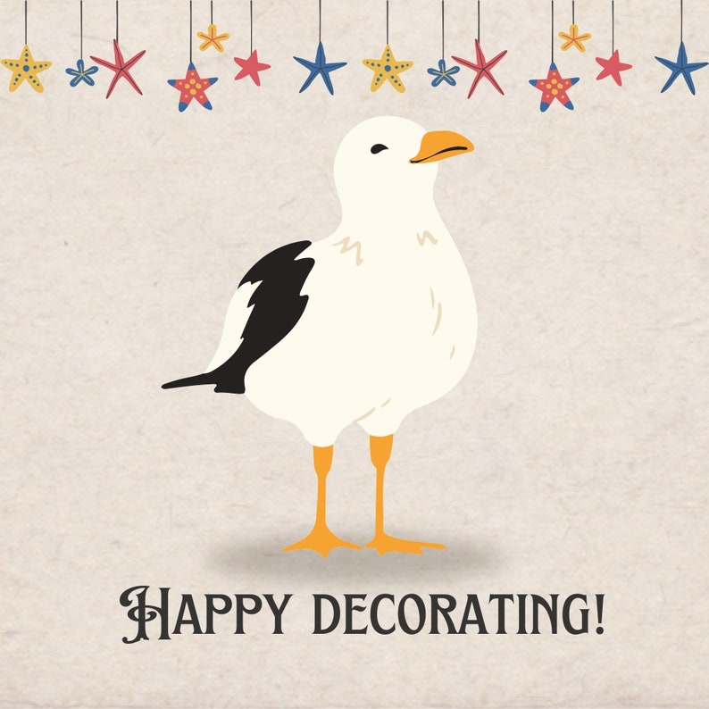 Op de afbeelding: Een witte zeemeeuw met zwarte vleugelpunten staat op een beige achtergrond met een rij kleurrijke zeesterren die erboven hangen. De tekst "HAPPY DECORATING!" staat onder de zeemeeuw.