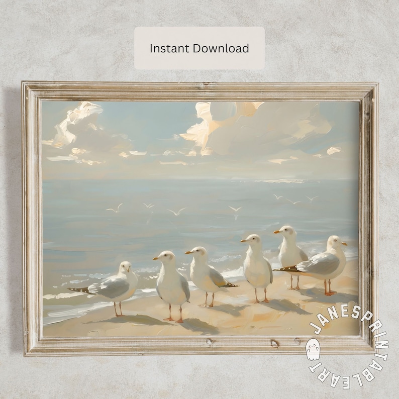 Op de afbeelding: Een schilderij van een zeelandschap met zeven witte meeuwen die op een zandstrand staan. De lucht is lichtblauw met witte wolken. De zee is lichtblauw en het water is kalm. De meeuwen kijken naar de kijker. Het schilderij is in een lichtbruin frame.