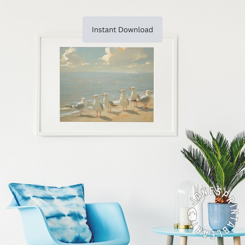 Op de afbeelding: Een digitale schildering van zes meeuwen die op een zandstrand staan met een blauwe zee en een bewolkte lucht op de achtergrond.